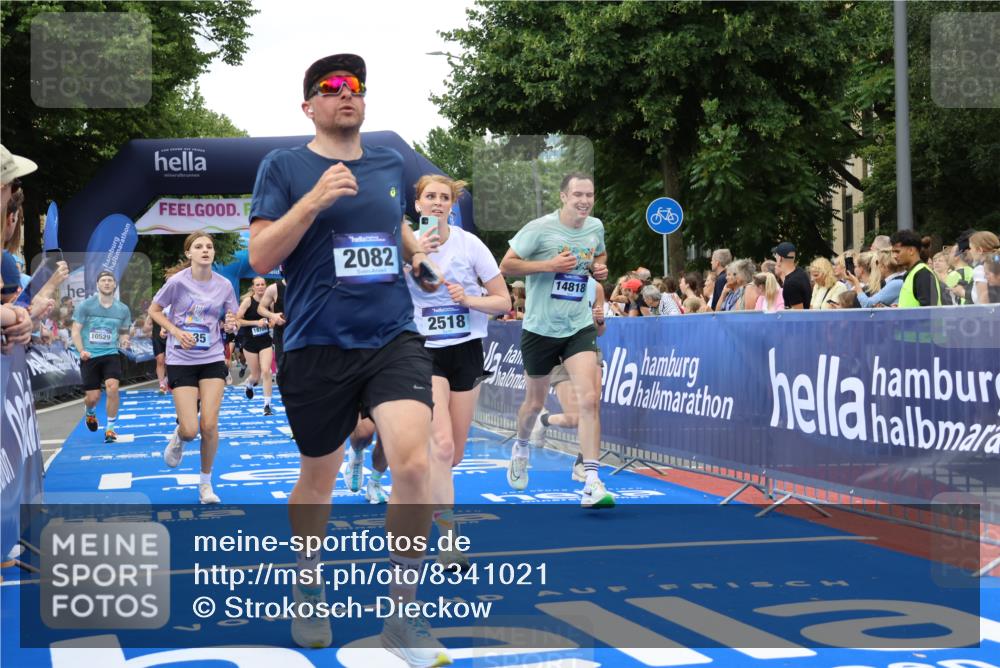 29.06.2025 - hella hamburg halbmarathon Strokosch-Dieckow http://msf.ph/oto/8341021 29.06.2025 10:53:44 Ziel 1422, 1706, 1870, 2058, 2082, 2518, 2630, 3819, 5399, 5607, 6260, 6877, 7177, 8285, 8335, 9922, 10529, 10891, 10895, 11588, 11589, 11604, 12413, 12632, 13865, 14026, 14702, 14818, 15061, 15441, 15502, 16092, 16538, 17482, 17740, 18143, 18249, 18418, 18487, 18514, 18715, 18759, 18915, 19177 meine-sportfotos.de