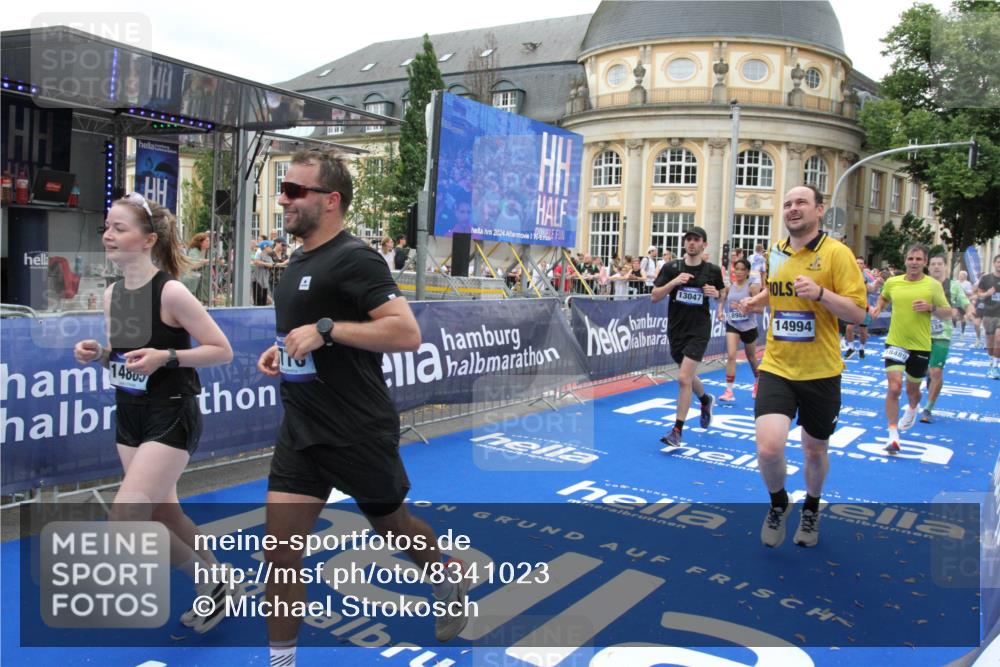 29.06.2025 - hella hamburg halbmarathon Michael Strokosch http://msf.ph/oto/8341023 29.06.2025 10:51:26 Ziel 1817, 2364, 2411, 2636, 2718, 2946, 4814, 5820, 6776, 8989, 9214, 9656, 10667, 11124, 11422, 12016, 13047, 13792, 14865, 14994, 15871, 15950, 16357, 18489 meine-sportfotos.de