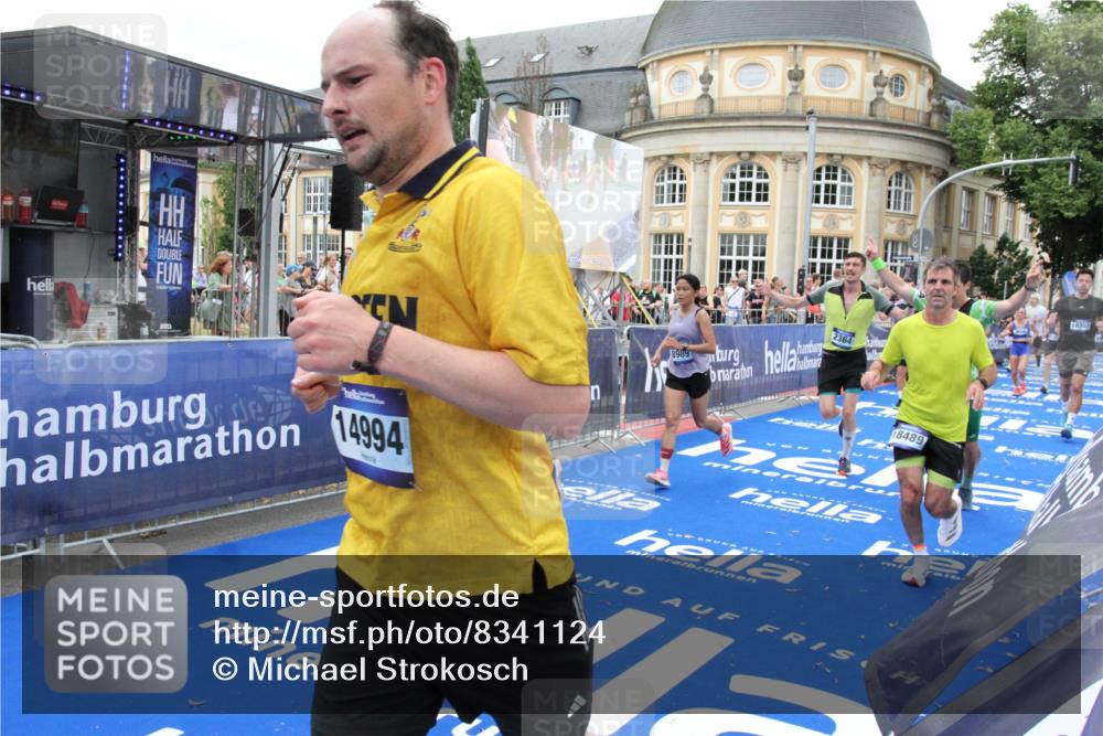 29.06.2025 - hella hamburg halbmarathon Michael Strokosch http://msf.ph/oto/8341124 29.06.2025 10:51:27 Ziel 2364, 2411, 2636, 2718, 2946, 4814, 5820, 6776, 8989, 9214, 9656, 11124, 11422, 13047, 13792, 14865, 14994, 15871, 15950, 16357, 17131, 18489 meine-sportfotos.de