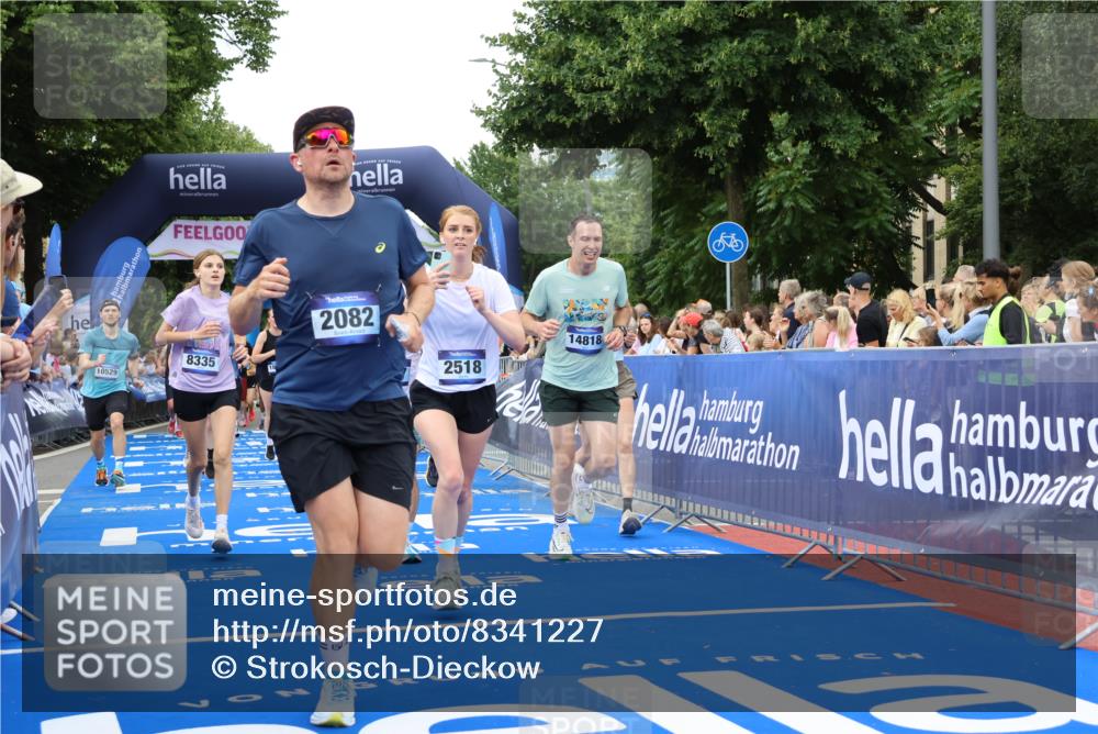 29.06.2025 - hella hamburg halbmarathon Strokosch-Dieckow http://msf.ph/oto/8341227 29.06.2025 10:53:44 Ziel 1422, 1706, 1870, 2058, 2082, 2518, 2630, 3819, 5399, 5607, 6260, 6877, 7177, 8285, 8335, 9922, 10529, 10891, 10895, 11588, 11589, 11604, 12413, 12632, 13865, 14026, 14702, 14818, 15061, 15441, 15502, 16092, 16538, 17482, 17740, 18143, 18249, 18418, 18487, 18514, 18715, 18759, 18915, 19177 meine-sportfotos.de
