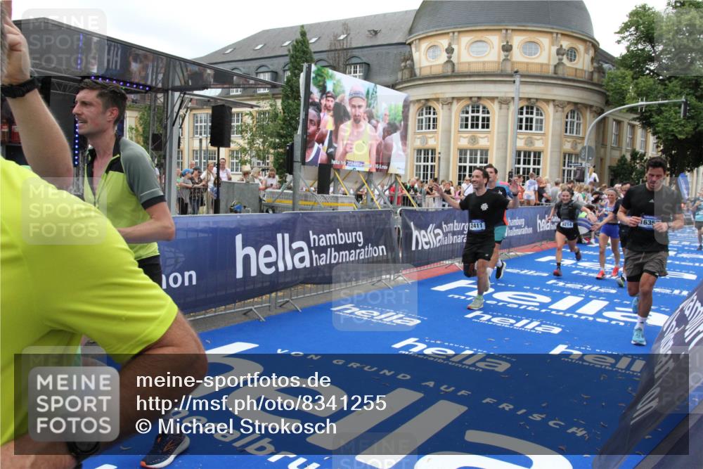 29.06.2025 - hella hamburg halbmarathon Michael Strokosch http://msf.ph/oto/8341255 29.06.2025 10:51:29 Ziel 2364, 2411, 2946, 5820, 7943, 8989, 9214, 9656, 11124, 11422, 13047, 13403, 13792, 14994, 15871, 15950, 16357, 17131, 18489 meine-sportfotos.de