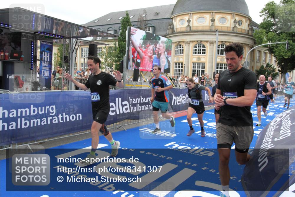 29.06.2025 - hella hamburg halbmarathon Michael Strokosch http://msf.ph/oto/8341307 29.06.2025 10:51:30 Ziel 1335, 2364, 2411, 2946, 5820, 7943, 8989, 9214, 9656, 11124, 11422, 13403, 13792, 15871, 15950, 16357, 17131, 18489 meine-sportfotos.de