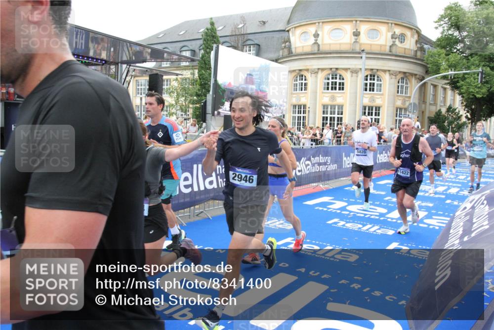 29.06.2025 - hella hamburg halbmarathon Michael Strokosch http://msf.ph/oto/8341400 29.06.2025 10:51:31 Ziel 1335, 2411, 2946, 5820, 7943, 9214, 9656, 11422, 13403, 13792, 15871, 15950, 16357, 17131 meine-sportfotos.de