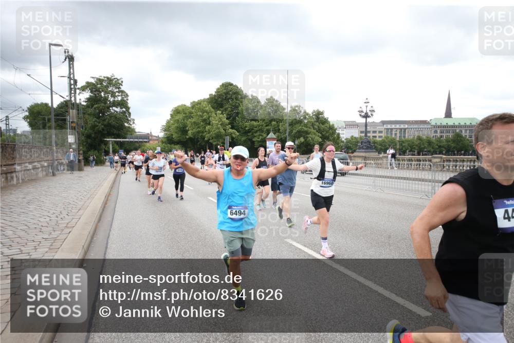 29.06.2025 - hella hamburg halbmarathon Jannik Wohlers http://msf.ph/oto/8341626 29.06.2025 10:55:42 Lombardsbrücke 1738, 1909, 2095, 2793, 3257, 3268, 4265, 4354, 4473, 4836, 5306, 5580, 5994, 6494, 6968, 7025, 7028, 7516, 7616, 8005, 8305, 8533, 9435, 9606, 9838, 10640, 10740, 10784, 10987, 11298, 11862, 11863, 12267, 12295, 12296, 12551, 13055, 13395, 13405, 13627, 14124, 14142, 14221, 14280, 14281, 14492, 15103, 15173, 15199, 15272, 15696, 15699, 15763, 16413, 16655, 16960, 17038, 17039, 17398, 18195, 18329, 18349, 19228 meine-sportfotos.de
