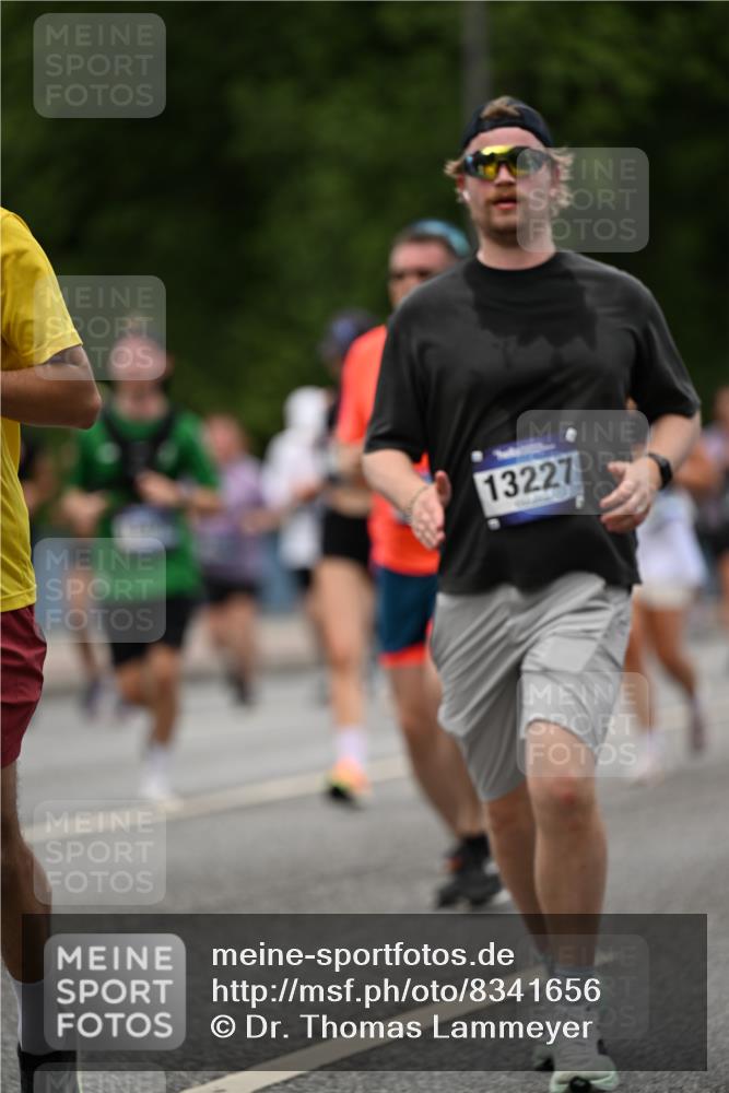29.06.2025 - hella hamburg halbmarathon Dr. Thomas Lammeyer http://msf.ph/oto/8341656 29.06.2025 10:40:20 Kennedybrücke 1036, 1102, 1183, 1284, 1336, 1717, 2352, 2588, 3243, 3741, 3990, 4413, 4902, 4937, 5012, 5240, 5531, 6021, 6381, 6845, 6896, 7111, 7275, 7927, 8356, 8947, 9295, 10047, 10119, 10336, 10341, 10567, 11010, 11187, 11198 meine-sportfotos.de