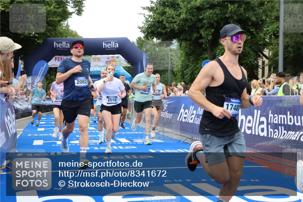 29.06.2025 - hella hamburg halbmarathon Strokosch-Dieckow http://msf.ph/oto/8341672 29.06.2025 10:53:44 Ziel 1422, 1706, 1870, 2058, 2082, 2518, 2630, 3819, 5399, 5607, 6260, 6877, 7177, 8285, 8335, 9922, 10529, 10891, 10895, 11588, 11589, 11604, 12413, 12632, 13865, 14026, 14702, 14818, 15061, 15441, 15502, 16092, 16538, 17482, 17740, 18143, 18249, 18418, 18487, 18514, 18715, 18759, 18915, 19177 meine-sportfotos.de