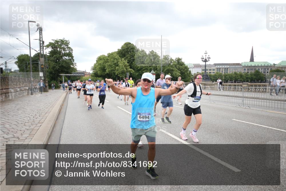 29.06.2025 - hella hamburg halbmarathon Jannik Wohlers http://msf.ph/oto/8341692 29.06.2025 10:55:42 Lombardsbrücke 1738, 1909, 2095, 2793, 3257, 3268, 4265, 4354, 4473, 4836, 5306, 5580, 5994, 6494, 6968, 7025, 7028, 7516, 7616, 8005, 8305, 8533, 9435, 9606, 9838, 10640, 10740, 10784, 10987, 11298, 11862, 11863, 12267, 12295, 12296, 12551, 13055, 13395, 13405, 13627, 14124, 14142, 14221, 14280, 14281, 14492, 15103, 15173, 15199, 15272, 15696, 15699, 15763, 16413, 16655, 16960, 17038, 17039, 17398, 18195, 18329, 18349, 19228 meine-sportfotos.de