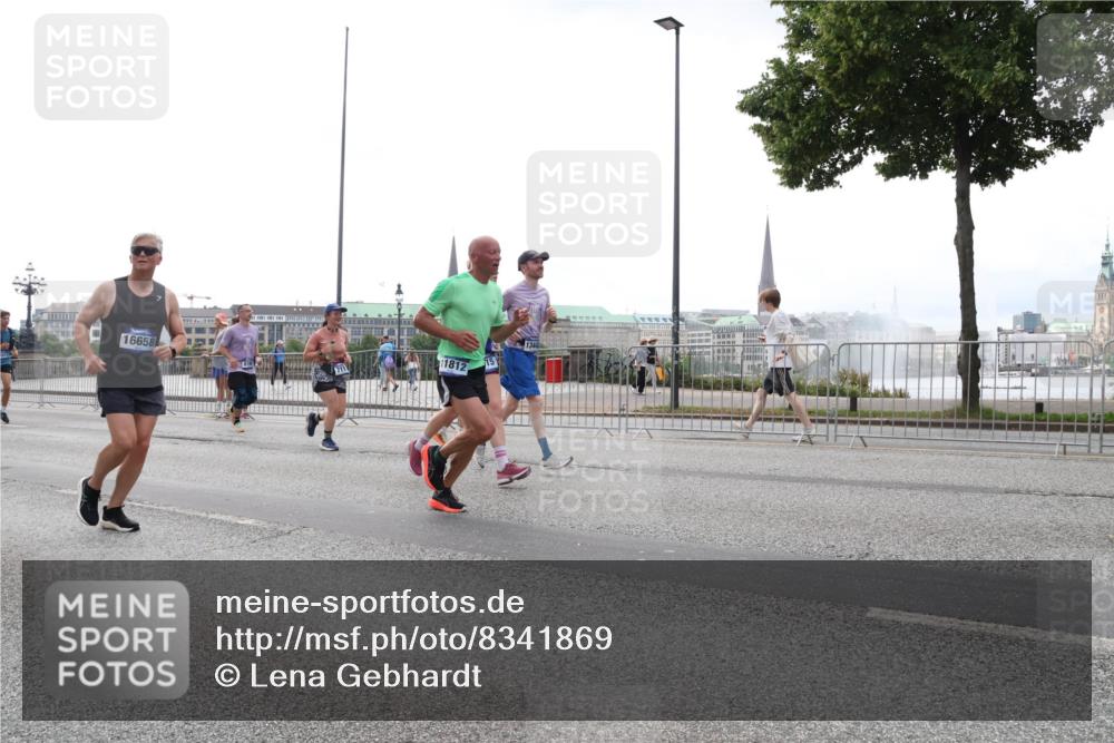 29.06.2025 - hella hamburg halbmarathon Lena Gebhardt http://msf.ph/oto/8341869 29.06.2025 10:38:16 Lombardsbrücke 11812, 16658, 1196, 1394, 1457, 1578, 1596, 1721, 1742, 1791, 1799, 1901, 1966, 1985, 2113, 2151, 2498, 2786, 3010, 3094, 3095, 3242, 3246, 3286, 3338, 3635, 3636, 3716, 3777, 3841, 3880, 4139, 4155, 4159, 4414, 4883, 4921, 5085, 5089, 5139, 5155, 5300, 5617, 5684, 5713, 5735, 6199, 6200, 6362, 6697, 6751, 6930, 7117, 7118, 7165, 7244, 7371, 7552, 7561, 7629, 7692, 7696, 7868, 7914, 8985, 10836, 11087, 11543 meine-sportfotos.de