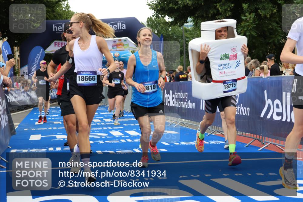 29.06.2025 - hella hamburg halbmarathon Strokosch-Dieckow http://msf.ph/oto/8341934 29.06.2025 10:53:38 Ziel 1030, 1098, 1502, 1783, 2058, 2082, 2518, 2630, 3399, 3819, 5399, 6628, 6762, 6877, 8285, 8335, 10549, 10895, 11588, 11589, 11604, 12632, 13865, 14702, 14818, 15061, 15113, 15441, 15497, 15856, 16092, 17482, 18143, 18450, 18514, 18612, 18666, 18715 meine-sportfotos.de