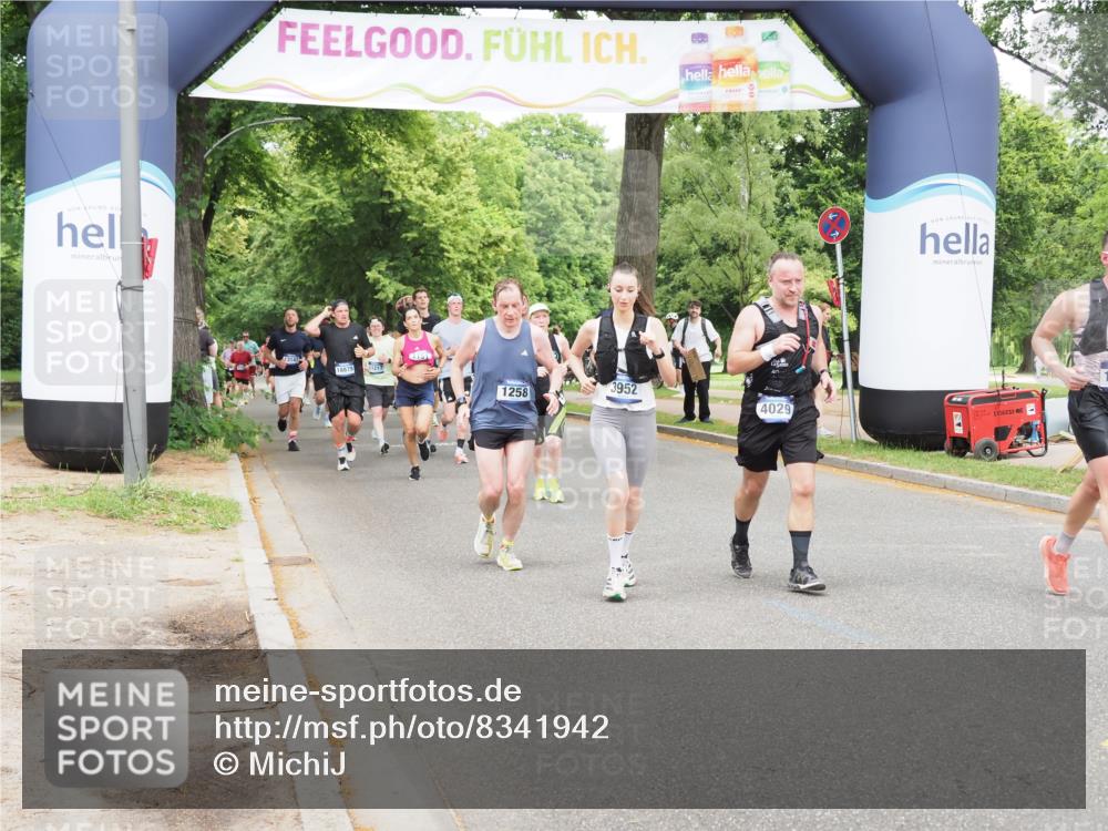 29.06.2025 - hella hamburg halbmarathon MichiJ http://msf.ph/oto/8341942 29.06.2025 10:40:15 Zwischen KM18-KM19 1151, 1258, 2208, 3715, 3952, 4029, 5378, 5638, 6481, 7896, 8273, 8651, 12321, 12379, 12875, 13032, 13211, 14805, 15643, 17198, 17773, 18729, 18901 meine-sportfotos.de