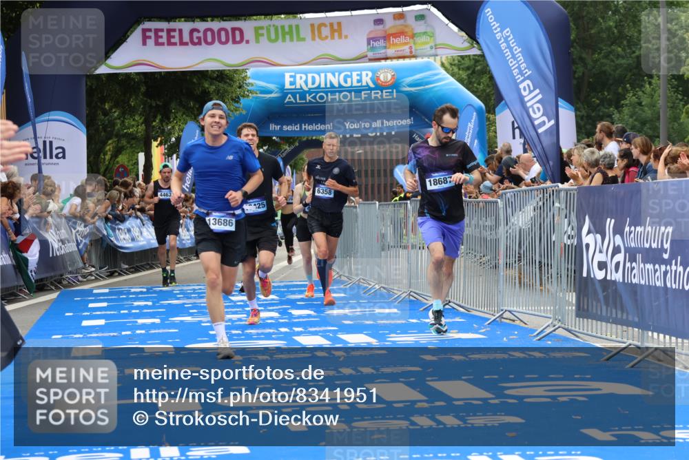 29.06.2025 - hella hamburg halbmarathon Strokosch-Dieckow http://msf.ph/oto/8341951 29.06.2025 10:32:48 Ziel 4463, 4749, 6358, 7965, 8062, 10453, 12290, 12987, 13686, 14028, 15054, 16425, 17117, 17151, 18687, 19059 meine-sportfotos.de