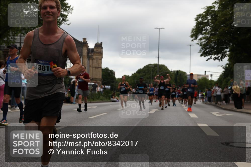 29.06.2025 - hella hamburg halbmarathon Yannick Fuchs http://msf.ph/oto/8342017 29.06.2025 10:52:14 20KM 1319, 1595, 1833, 2250, 2488, 2656, 2840, 2996, 3251, 3859, 4319, 4502, 4550, 4632, 4708, 4767, 5277, 5341, 5675, 5926, 6104, 6138, 6147, 6592, 7082, 7138, 7189, 7856, 8322, 8585, 9230, 9316, 10020, 10319, 10703, 10788, 11394, 11605, 11645, 11846, 12378, 12495, 12585, 12734, 12879, 13287, 13512, 13694, 13816, 13880, 14266, 14571, 14673, 15197, 15434, 15527, 16189, 16531, 17405, 17531, 17827, 18068, 18180, 18492, 18501, 18587, 18727, 18985 meine-sportfotos.de