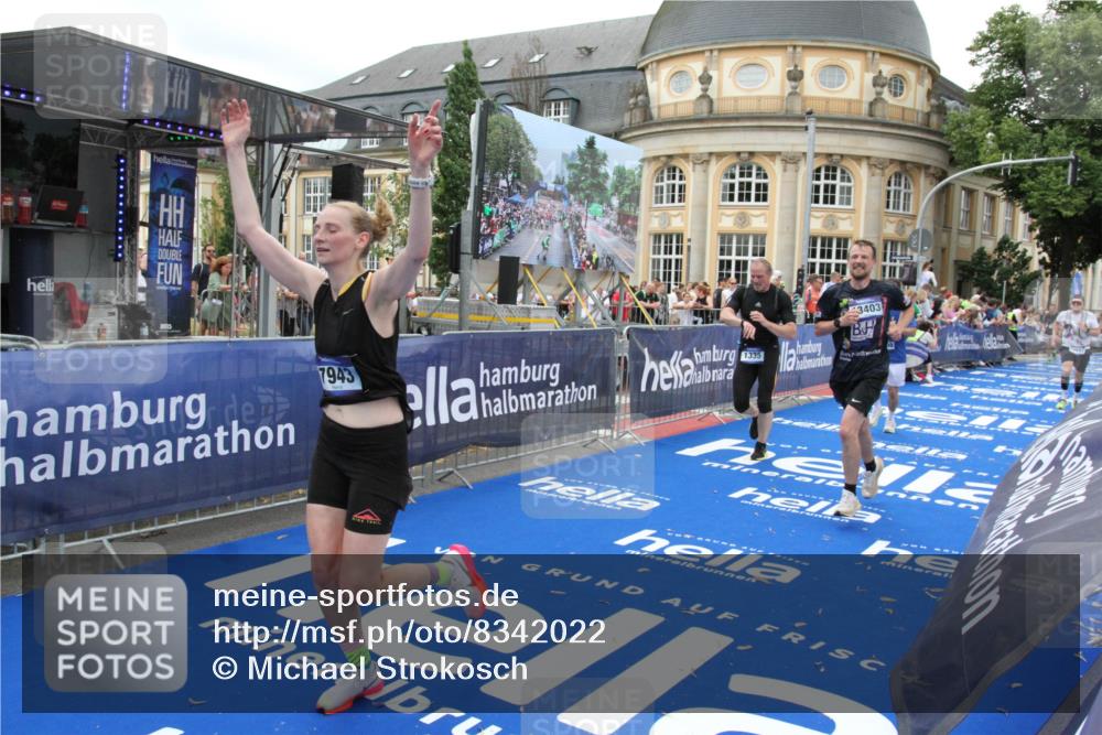 29.06.2025 - hella hamburg halbmarathon Michael Strokosch http://msf.ph/oto/8342022 29.06.2025 10:51:35 Ziel 1335, 5008, 7943, 10691, 13403, 13792, 15871, 17131, 19007 meine-sportfotos.de