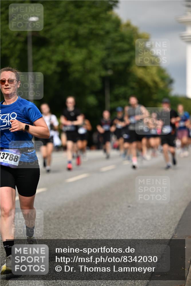 29.06.2025 - hella hamburg halbmarathon Dr. Thomas Lammeyer http://msf.ph/oto/8342030 29.06.2025 10:18:10 Kennedybrücke 1406, 2990, 3154, 3728, 3756, 3939, 4962, 5546, 5670, 5719, 6028, 6083, 6089, 7209, 7802, 7840, 7991, 8001, 8147, 8409, 9141, 9845, 10610, 11355 meine-sportfotos.de