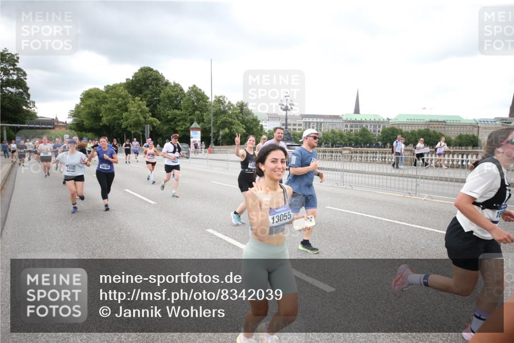 29.06.2025 - hella hamburg halbmarathon Jannik Wohlers http://msf.ph/oto/8342039 29.06.2025 10:55:43 Lombardsbrücke 1738, 1909, 2095, 2793, 3257, 3268, 4083, 4354, 4473, 4836, 5306, 5580, 5994, 6494, 6968, 7025, 7028, 7516, 7616, 8005, 8305, 9435, 9606, 9838, 10640, 10740, 10784, 10987, 11298, 11862, 11863, 12267, 12295, 12296, 12551, 13055, 13395, 13405, 13627, 14142, 14221, 14280, 14281, 15103, 15173, 15199, 15272, 15696, 15699, 16413, 16655, 16960, 17038, 17039, 17398, 18329, 18349, 19228 meine-sportfotos.de
