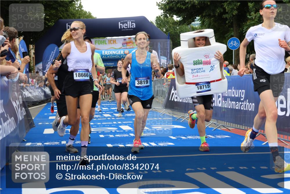 29.06.2025 - hella hamburg halbmarathon Strokosch-Dieckow http://msf.ph/oto/8342074 29.06.2025 10:53:37 Ziel 1030, 1061, 1098, 1499, 1502, 1783, 2058, 2070, 2082, 2518, 2630, 3399, 3819, 5399, 6628, 6762, 8335, 10549, 10895, 11588, 11589, 11604, 12632, 13865, 14702, 14818, 15061, 15113, 15441, 15497, 15856, 16092, 17482, 18143, 18450, 18514, 18612, 18666, 18715 meine-sportfotos.de