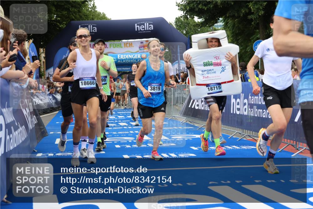 29.06.2025 - hella hamburg halbmarathon Strokosch-Dieckow http://msf.ph/oto/8342154 29.06.2025 10:53:37 Ziel 1030, 1061, 1098, 1499, 1502, 1783, 2058, 2070, 2082, 2518, 2630, 3399, 3819, 5399, 6628, 6762, 8335, 10549, 10895, 11588, 11589, 11604, 12632, 13865, 14702, 14818, 15061, 15113, 15441, 15497, 15856, 16092, 17482, 18143, 18450, 18514, 18612, 18666, 18715 meine-sportfotos.de