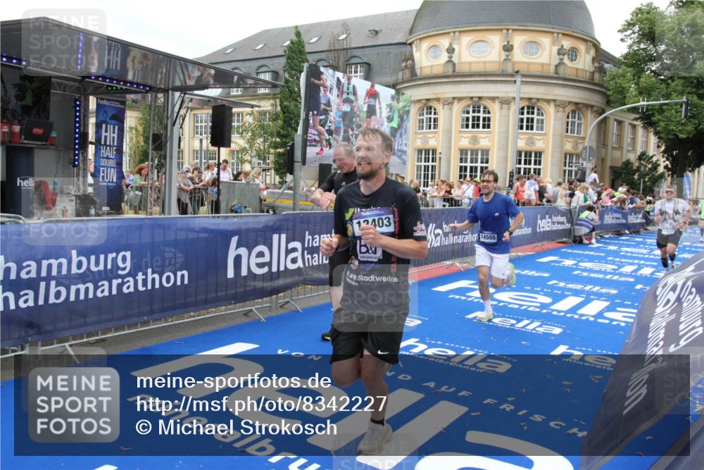 29.06.2025 - hella hamburg halbmarathon Michael Strokosch http://msf.ph/oto/8342227 29.06.2025 10:51:36 Ziel 1335, 5008, 7943, 10691, 13327, 13403, 17131, 19007 meine-sportfotos.de