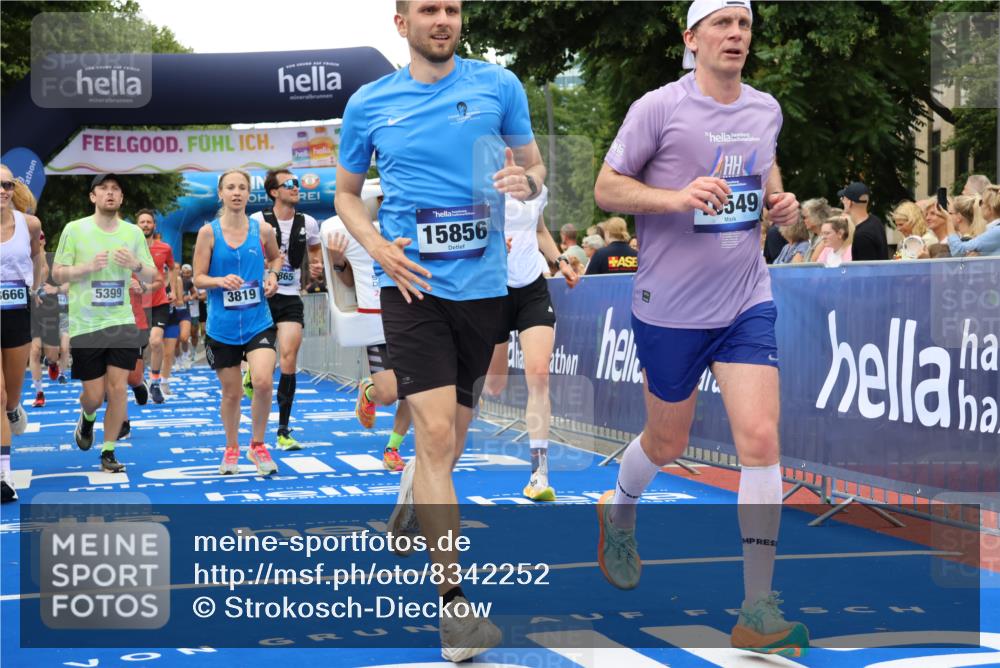 29.06.2025 - hella hamburg halbmarathon Strokosch-Dieckow http://msf.ph/oto/8342252 29.06.2025 10:53:36 Ziel 1030, 1061, 1098, 1499, 1502, 1783, 2058, 2070, 2082, 2518, 2630, 3399, 3819, 5399, 5866, 6628, 6762, 10549, 10895, 11588, 11589, 11604, 12632, 13865, 14702, 14818, 15061, 15113, 15441, 15497, 15856, 16092, 17482, 17710, 18143, 18450, 18514, 18612, 18666, 18715 meine-sportfotos.de