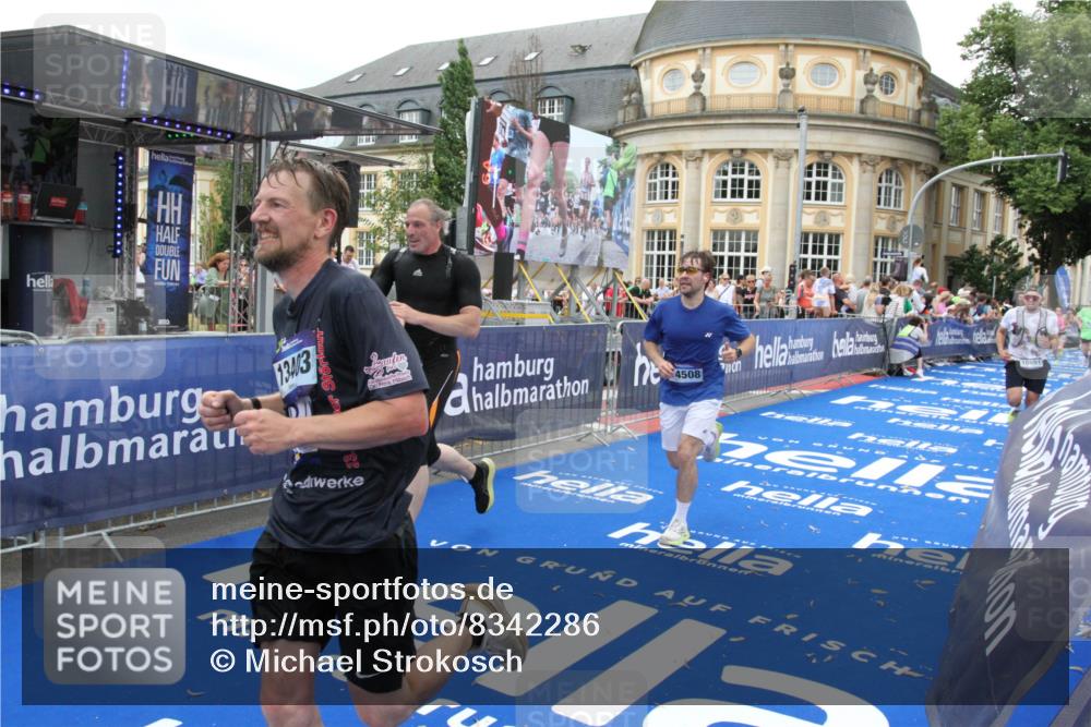 29.06.2025 - hella hamburg halbmarathon Michael Strokosch http://msf.ph/oto/8342286 29.06.2025 10:51:36 Ziel 1335, 5008, 7943, 10691, 13327, 13403, 17131, 19007 meine-sportfotos.de