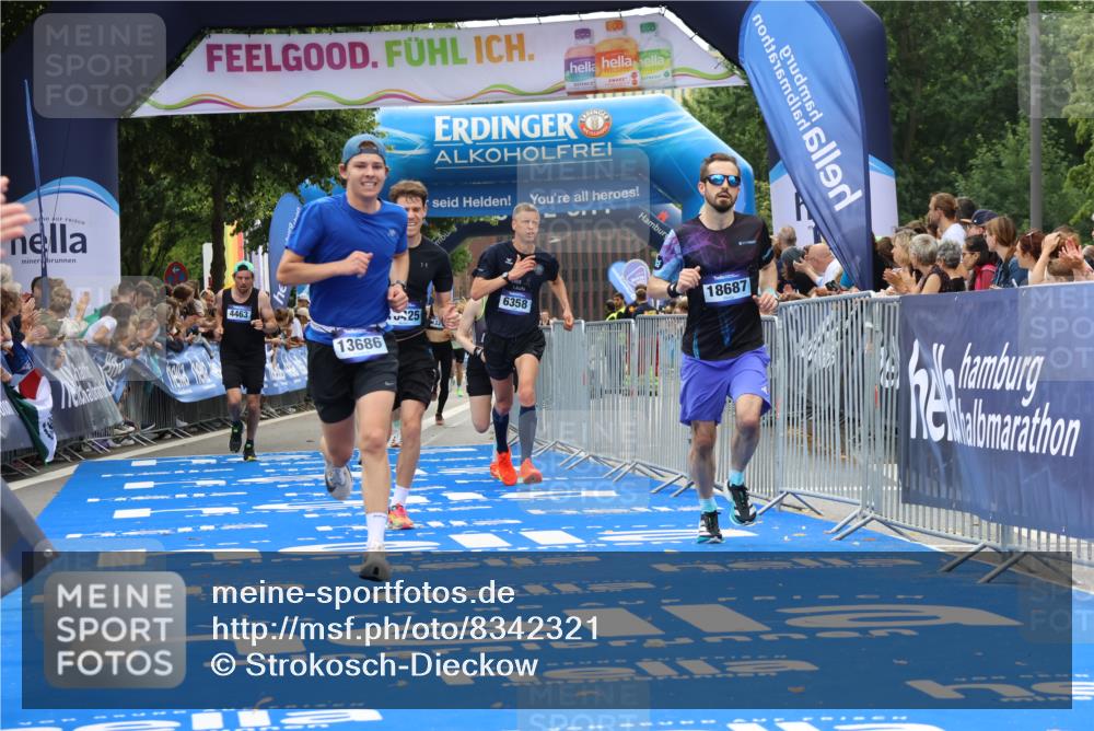 29.06.2025 - hella hamburg halbmarathon Strokosch-Dieckow http://msf.ph/oto/8342321 29.06.2025 10:32:49 Ziel 4463, 4749, 6358, 7965, 8062, 10453, 12290, 13686, 14028, 15054, 16425, 17151, 18687, 19059 meine-sportfotos.de