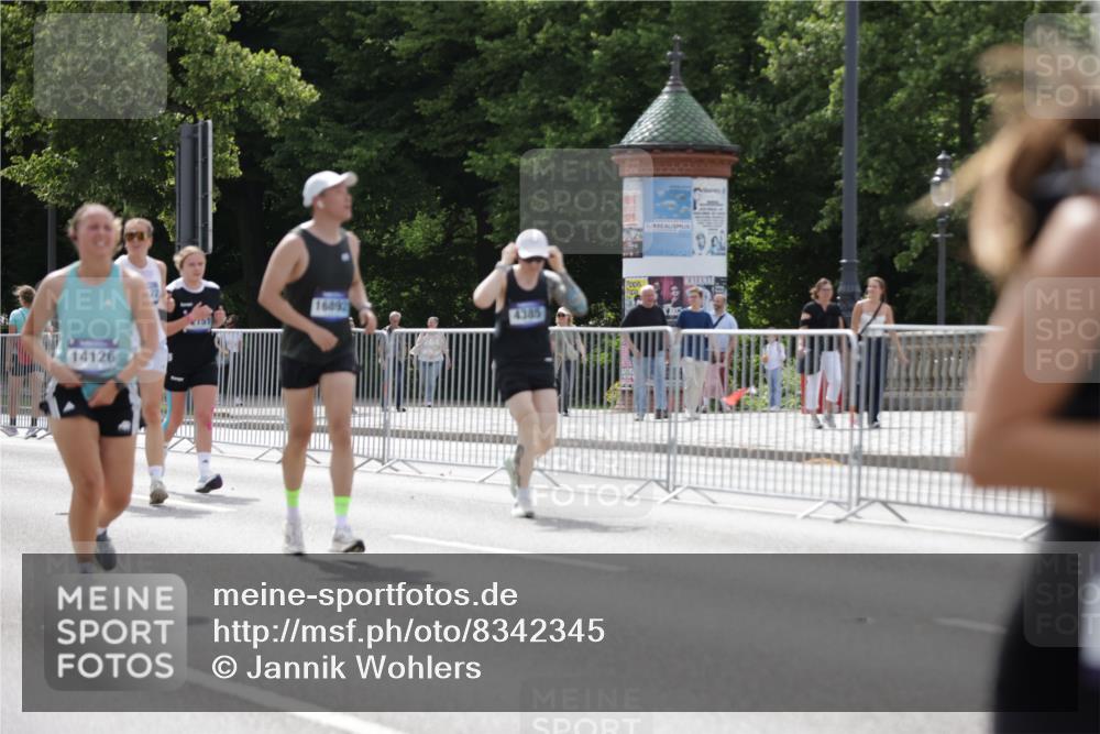 29.06.2025 - hella hamburg halbmarathon Jannik Wohlers http://msf.ph/oto/8342345 29.06.2025 10:42:21 Lombardsbrücke 1656, 1964, 1994, 2401, 2509, 2538, 2940, 2941, 3283, 3378, 3874, 4092, 4105, 4334, 4385, 4778, 5417, 6120, 6764, 7513, 8161, 8529, 10008, 10454, 10697, 11142, 11710, 12151, 12441, 13070, 13241, 13776, 14084, 14126, 14170, 14422, 14556, 14694, 15168, 15190, 15219, 15221, 15820, 15977, 16612, 16892 meine-sportfotos.de