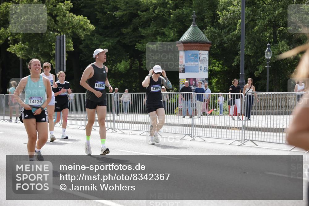 29.06.2025 - hella hamburg halbmarathon Jannik Wohlers http://msf.ph/oto/8342367 29.06.2025 10:42:21 Lombardsbrücke 1656, 1964, 1994, 2401, 2509, 2538, 2940, 2941, 3283, 3378, 3874, 4092, 4105, 4334, 4385, 4778, 5417, 6120, 6764, 7513, 8161, 8529, 10008, 10454, 10697, 11142, 11710, 12151, 12441, 13070, 13241, 13776, 14084, 14126, 14170, 14422, 14556, 14694, 15168, 15190, 15219, 15221, 15820, 15977, 16612, 16892 meine-sportfotos.de