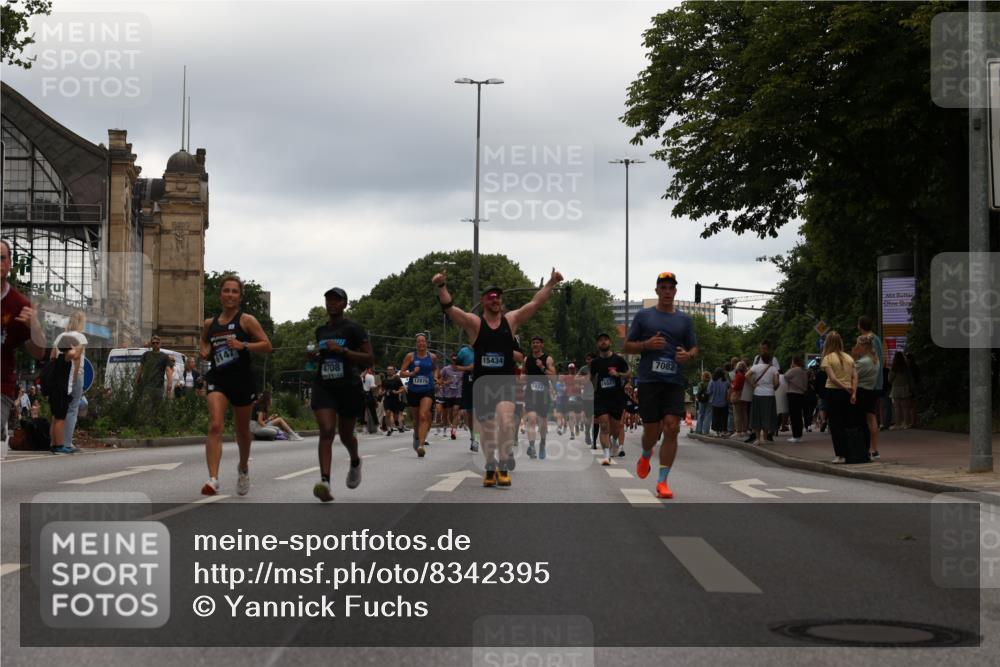 29.06.2025 - hella hamburg halbmarathon Yannick Fuchs http://msf.ph/oto/8342395 29.06.2025 10:52:15 20KM 1319, 1595, 1833, 2250, 2488, 2619, 2656, 2840, 2996, 3251, 3859, 4319, 4502, 4550, 4708, 4767, 5277, 5341, 5675, 5926, 6104, 6138, 6147, 6592, 7082, 7189, 7856, 8089, 8322, 8585, 9230, 9316, 10020, 10319, 10518, 10703, 10788, 11394, 11605, 11645, 11846, 12378, 12495, 12585, 12734, 12879, 13287, 13512, 13694, 13816, 13880, 14266, 14673, 15197, 15434, 15527, 16189, 16531, 17405, 17531, 17827, 18180, 18492, 18587, 18727, 18985 meine-sportfotos.de