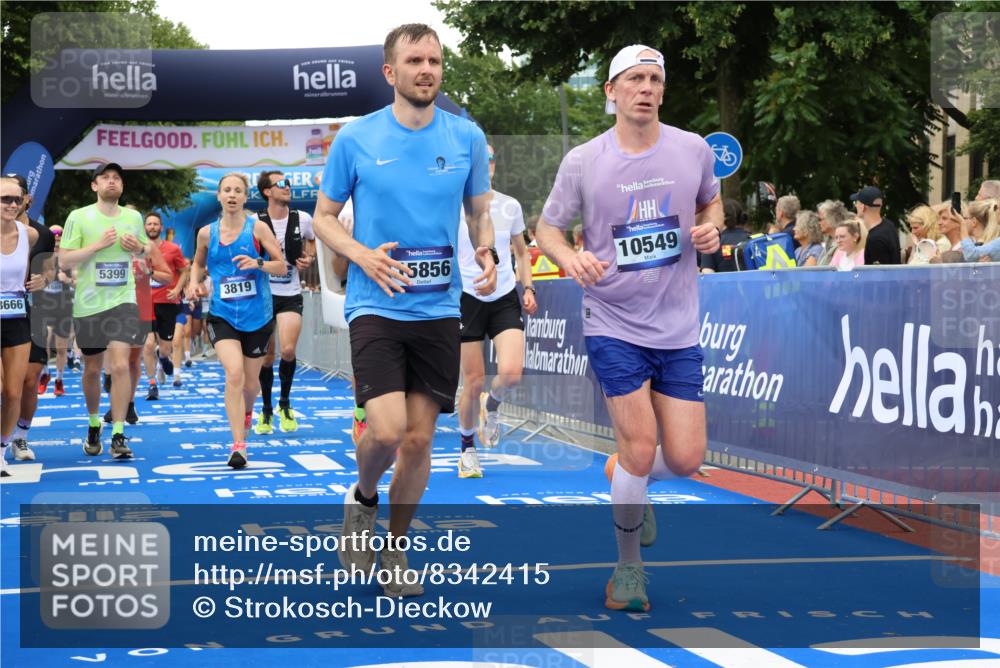29.06.2025 - hella hamburg halbmarathon Strokosch-Dieckow http://msf.ph/oto/8342415 29.06.2025 10:53:36 Ziel 1030, 1061, 1098, 1499, 1502, 1783, 2058, 2070, 2082, 2518, 2630, 3399, 3819, 5399, 5866, 6628, 6762, 10549, 10895, 11588, 11589, 11604, 12632, 13865, 14702, 14818, 15061, 15113, 15441, 15497, 15856, 16092, 17482, 17710, 18143, 18450, 18514, 18612, 18666, 18715 meine-sportfotos.de
