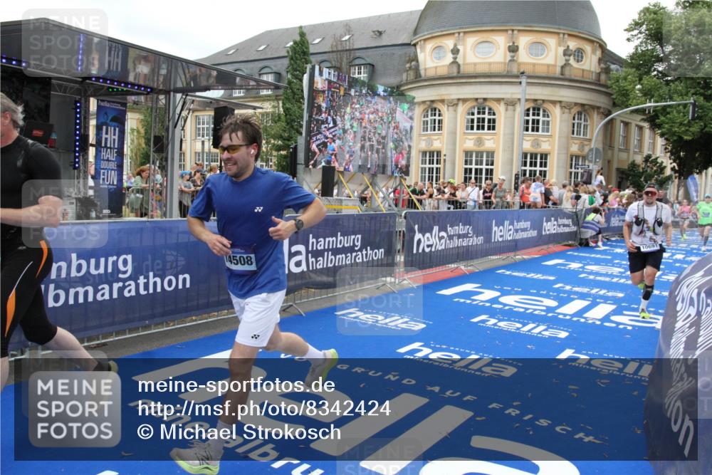 29.06.2025 - hella hamburg halbmarathon Michael Strokosch http://msf.ph/oto/8342424 29.06.2025 10:51:37 Ziel 1335, 5008, 7943, 10691, 13327, 13403, 19007 meine-sportfotos.de