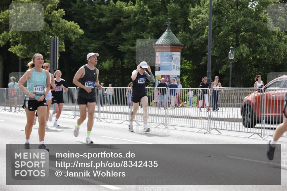 29.06.2025 - hella hamburg halbmarathon Jannik Wohlers http://msf.ph/oto/8342435 29.06.2025 10:42:21 Lombardsbrücke 1656, 1964, 1994, 2401, 2509, 2538, 2940, 2941, 3283, 3378, 3874, 4092, 4105, 4334, 4385, 4778, 5417, 6120, 6764, 7513, 8161, 8529, 10008, 10454, 10697, 11142, 11710, 12151, 12441, 13070, 13241, 13776, 14084, 14126, 14170, 14422, 14556, 14694, 15168, 15190, 15219, 15221, 15820, 15977, 16612, 16892 meine-sportfotos.de