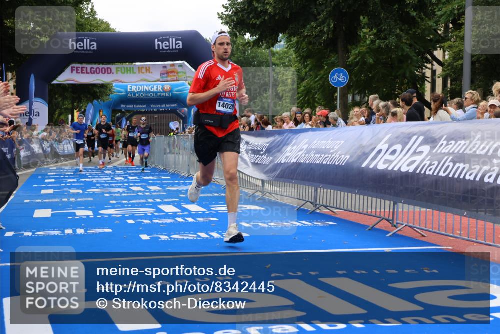 29.06.2025 - hella hamburg halbmarathon Strokosch-Dieckow http://msf.ph/oto/8342445 29.06.2025 10:32:46 Ziel 4749, 6358, 7965, 8062, 10453, 12290, 12987, 13686, 13961, 14028, 15054, 16425, 17117, 17151, 18687, 19059 meine-sportfotos.de