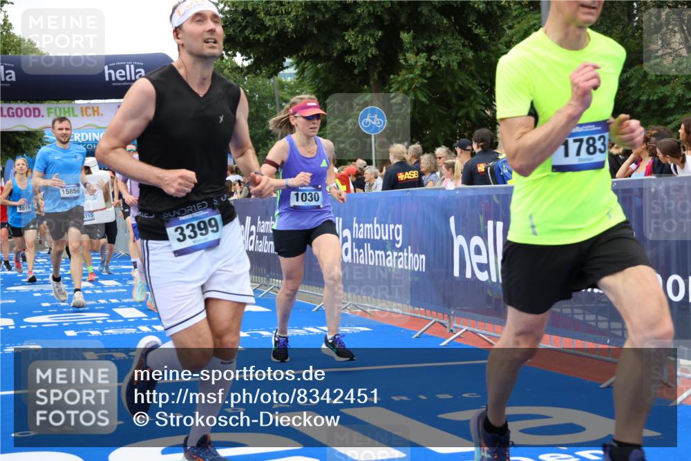 29.06.2025 - hella hamburg halbmarathon Strokosch-Dieckow http://msf.ph/oto/8342451 29.06.2025 10:53:34 Ziel 1030, 1061, 1098, 1499, 1502, 1783, 2058, 2070, 2630, 3399, 3819, 5399, 5866, 6628, 6762, 10549, 10895, 11068, 11588, 11589, 11604, 12632, 12909, 13865, 13912, 15061, 15113, 15441, 15497, 15856, 16092, 17482, 17710, 18143, 18450, 18612, 18666, 18715 meine-sportfotos.de