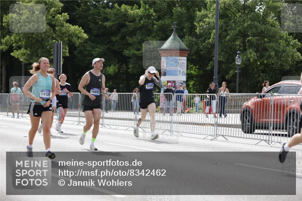 29.06.2025 - hella hamburg halbmarathon Jannik Wohlers http://msf.ph/oto/8342462 29.06.2025 10:42:21 Lombardsbrücke 1656, 1964, 1994, 2401, 2509, 2538, 2940, 2941, 3283, 3378, 3874, 4092, 4105, 4334, 4385, 4778, 5417, 6120, 6764, 7513, 8161, 8529, 10008, 10454, 10697, 11142, 11710, 12151, 12441, 13070, 13241, 13776, 14084, 14126, 14170, 14422, 14556, 14694, 15168, 15190, 15219, 15221, 15820, 15977, 16612, 16892 meine-sportfotos.de