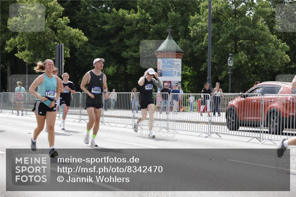 29.06.2025 - hella hamburg halbmarathon Jannik Wohlers http://msf.ph/oto/8342470 29.06.2025 10:42:21 Lombardsbrücke 1656, 1964, 1994, 2401, 2509, 2538, 2940, 2941, 3283, 3378, 3874, 4092, 4105, 4334, 4385, 4778, 5417, 6120, 6764, 7513, 8161, 8529, 10008, 10454, 10697, 11142, 11710, 12151, 12441, 13070, 13241, 13776, 14084, 14126, 14170, 14422, 14556, 14694, 15168, 15190, 15219, 15221, 15820, 15977, 16612, 16892 meine-sportfotos.de