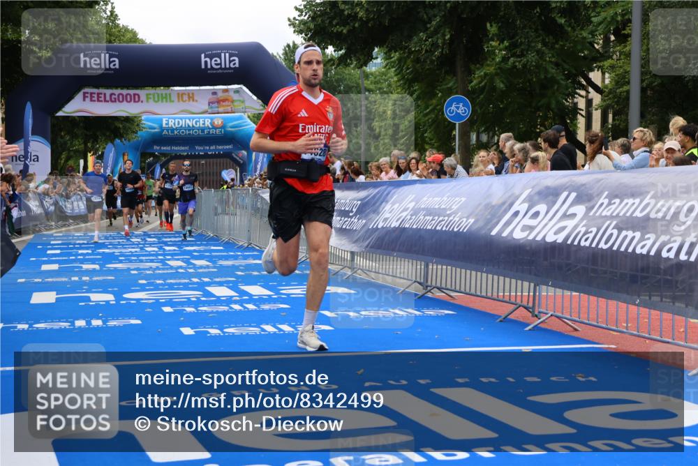 29.06.2025 - hella hamburg halbmarathon Strokosch-Dieckow http://msf.ph/oto/8342499 29.06.2025 10:32:46 Ziel 4749, 6358, 7965, 8062, 10453, 12290, 12987, 13686, 13961, 14028, 15054, 16425, 17117, 17151, 18687, 19059 meine-sportfotos.de