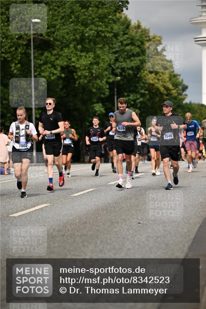 29.06.2025 - hella hamburg halbmarathon Dr. Thomas Lammeyer http://msf.ph/oto/8342523 29.06.2025 10:18:12 Kennedybrücke 1406, 2990, 3020, 3154, 3728, 3756, 3939, 5546, 5670, 6028, 6083, 6089, 7209, 7802, 7840, 7991, 8001, 8147, 8409, 9141, 9845, 10610, 11355 meine-sportfotos.de