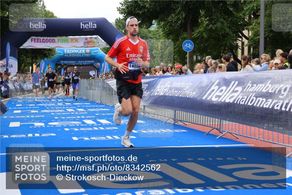 29.06.2025 - hella hamburg halbmarathon Strokosch-Dieckow http://msf.ph/oto/8342562 29.06.2025 10:32:46 Ziel 4749, 6358, 7965, 8062, 10453, 12290, 12987, 13686, 13961, 14028, 15054, 16425, 17117, 17151, 18687, 19059 meine-sportfotos.de