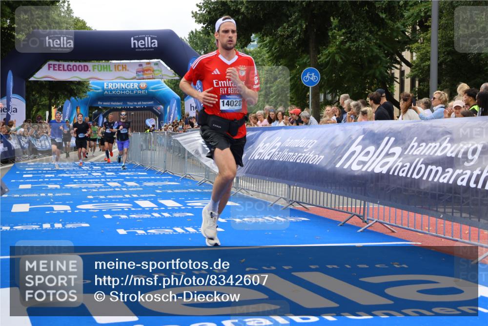 29.06.2025 - hella hamburg halbmarathon Strokosch-Dieckow http://msf.ph/oto/8342607 29.06.2025 10:32:46 Ziel 4749, 6358, 7965, 8062, 10453, 12290, 12987, 13686, 13961, 14028, 15054, 16425, 17117, 17151, 18687, 19059 meine-sportfotos.de