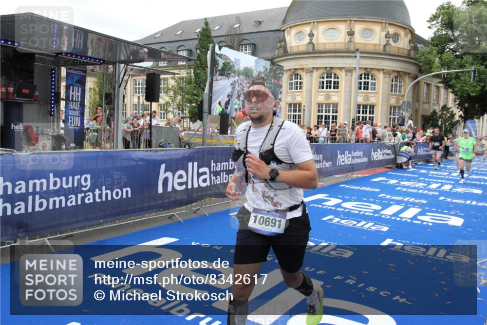 29.06.2025 - hella hamburg halbmarathon Michael Strokosch http://msf.ph/oto/8342617 29.06.2025 10:51:39 Ziel 1335, 5008, 10691, 13327, 14012, 14458, 19007, 19020 meine-sportfotos.de