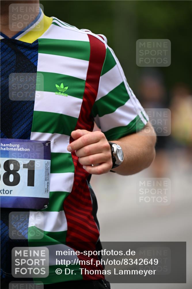 29.06.2025 - hella hamburg halbmarathon Dr. Thomas Lammeyer http://msf.ph/oto/8342649 29.06.2025 10:40:22 Kennedybrücke 1036, 1102, 1183, 1284, 1336, 1717, 2352, 2588, 3243, 3741, 3990, 4902, 4937, 5012, 5240, 5246, 5531, 6021, 6381, 6845, 6896, 7111, 7275, 7927, 8356, 9295, 10047, 10119, 10336, 10341, 10567, 11010, 11187 meine-sportfotos.de