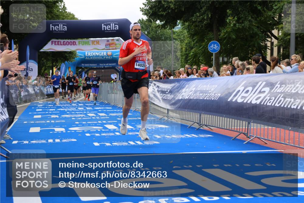 29.06.2025 - hella hamburg halbmarathon Strokosch-Dieckow http://msf.ph/oto/8342663 29.06.2025 10:32:46 Ziel 4749, 6358, 7965, 8062, 10453, 12290, 12987, 13686, 13961, 14028, 15054, 16425, 17117, 17151, 18687, 19059 meine-sportfotos.de