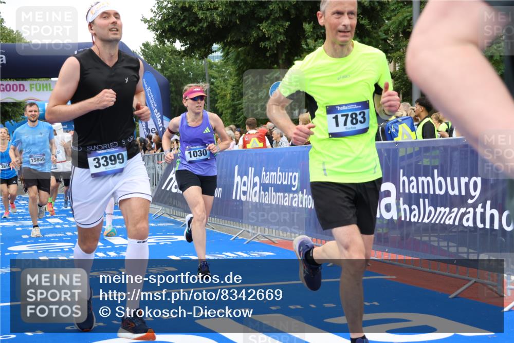 29.06.2025 - hella hamburg halbmarathon Strokosch-Dieckow http://msf.ph/oto/8342669 29.06.2025 10:53:34 Ziel 1030, 1061, 1098, 1499, 1502, 1783, 2058, 2070, 2630, 3399, 3819, 5399, 5866, 6628, 6762, 10549, 10895, 11068, 11588, 11589, 11604, 12632, 12909, 13865, 13912, 15061, 15113, 15441, 15497, 15856, 16092, 17482, 17710, 18143, 18450, 18612, 18666, 18715 meine-sportfotos.de