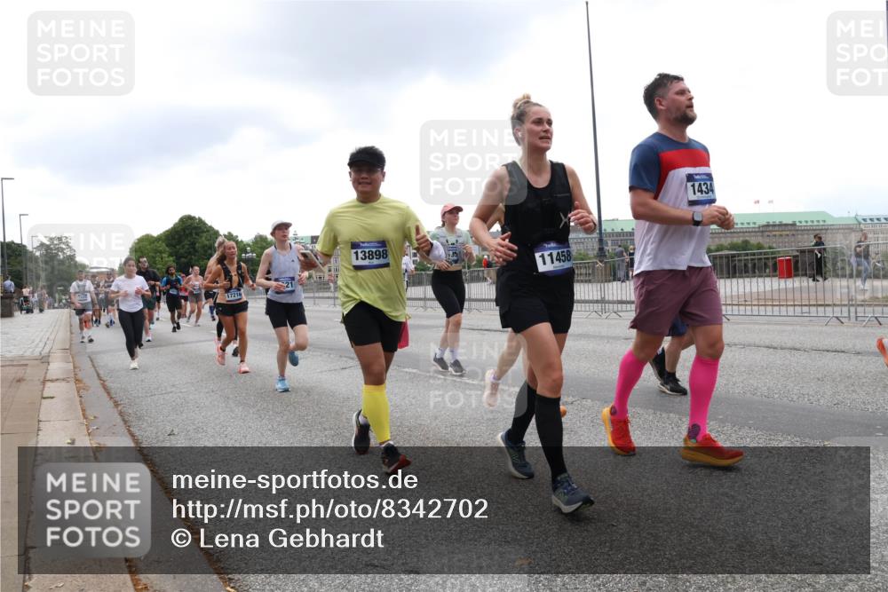29.06.2025 - hella hamburg halbmarathon Lena Gebhardt http://msf.ph/oto/8342702 29.06.2025 10:47:45 Lombardsbrücke 17216, 13898, 11458, 1434, 1045, 1246, 1392, 1434, 1463, 1523, 1618, 1639, 1704, 1926, 2148, 2163, 2197, 2407, 2491, 2545, 2704, 2790, 2882, 2994, 3049, 3339, 4037, 4325, 4423, 4806, 4856, 4895, 4974, 4975, 5621, 5622, 5886, 5895, 6255, 6256, 6995, 7240, 7403, 7427, 7630, 7631, 7916, 7970, 8077, 8105, 8270, 8310, 8550, 8774, 8915, 8953, 9018, 9356, 9687, 9696, 9697, 10658, 10777, 10794, 10991, 11351, 11458, 11730, 11738, 11802, 11909, 12431 meine-sportfotos.de