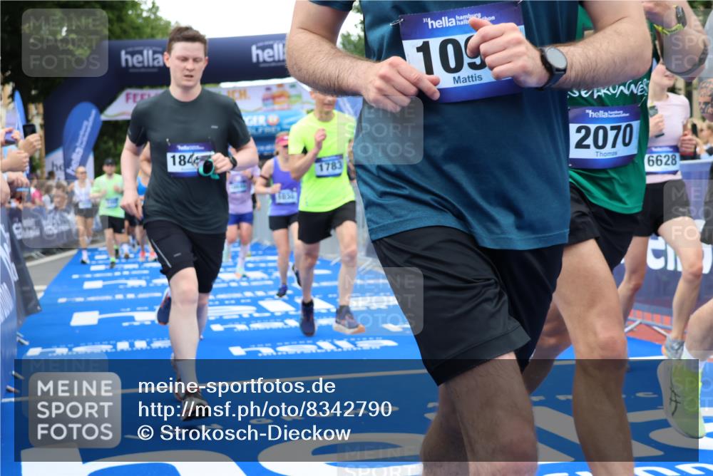 29.06.2025 - hella hamburg halbmarathon Strokosch-Dieckow http://msf.ph/oto/8342790 29.06.2025 10:53:33 Ziel 1030, 1061, 1098, 1499, 1502, 1783, 2058, 2070, 2630, 3399, 3819, 5399, 5866, 6628, 6762, 10549, 10895, 11068, 11588, 11589, 11604, 12632, 12909, 13865, 13912, 15061, 15113, 15441, 15497, 15856, 16092, 17710, 18143, 18450, 18612, 18666, 18715 meine-sportfotos.de