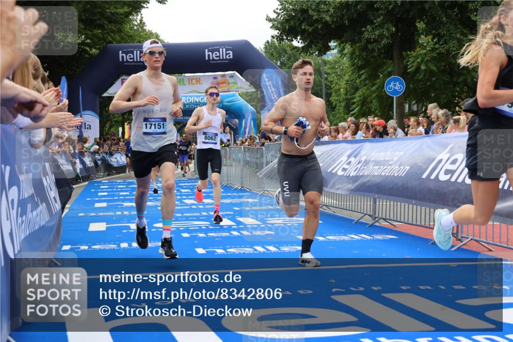 29.06.2025 - hella hamburg halbmarathon Strokosch-Dieckow http://msf.ph/oto/8342806 29.06.2025 10:32:44 Ziel 1990, 6358, 7965, 8062, 12987, 13686, 13961, 14028, 15054, 16425, 16619, 17117, 17151, 18687 meine-sportfotos.de