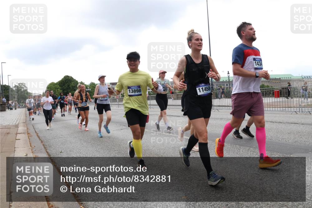 29.06.2025 - hella hamburg halbmarathon Lena Gebhardt http://msf.ph/oto/8342881 29.06.2025 10:47:45 Lombardsbrücke 5021, 17216, 13898, 11458, 1434, 1045, 1246, 1392, 1434, 1463, 1523, 1618, 1639, 1704, 1926, 2148, 2163, 2197, 2407, 2491, 2545, 2704, 2790, 2882, 2994, 3049, 3339, 4037, 4325, 4423, 4806, 4856, 4895, 4974, 4975, 5621, 5622, 5886, 5895, 6255, 6256, 6995, 7240, 7403, 7427, 7630, 7631, 7916, 7970, 8077, 8105, 8270, 8310, 8550, 8774, 8915, 8953, 9018, 9356, 9687, 9696, 9697, 10658, 10777, 10794, 10991, 11351, 11458, 11730, 11738, 11802, 11909, 12431 meine-sportfotos.de
