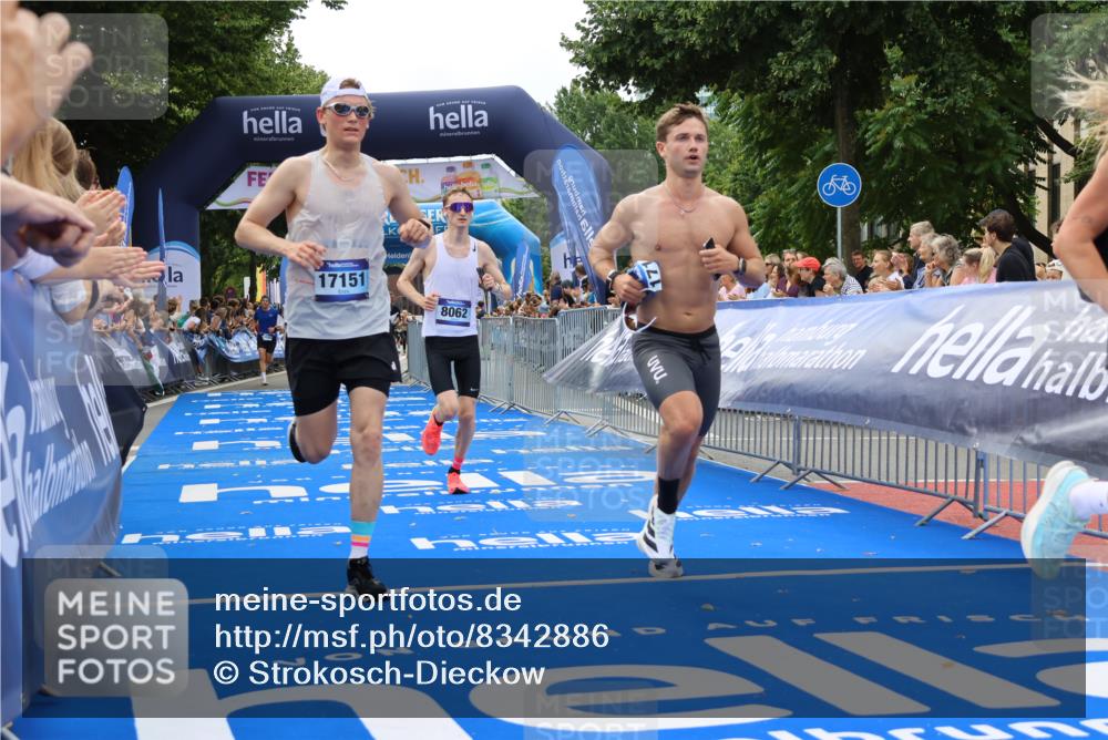 29.06.2025 - hella hamburg halbmarathon Strokosch-Dieckow http://msf.ph/oto/8342886 29.06.2025 10:32:44 Ziel 1990, 6358, 7965, 8062, 12987, 13686, 13961, 14028, 15054, 16425, 16619, 17117, 17151, 18687 meine-sportfotos.de