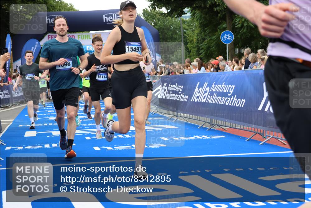 29.06.2025 - hella hamburg halbmarathon Strokosch-Dieckow http://msf.ph/oto/8342895 29.06.2025 10:53:31 Ziel 1030, 1061, 1098, 1499, 1502, 1783, 2070, 2630, 3399, 3819, 5866, 6198, 6628, 6629, 6762, 10549, 11068, 12632, 12909, 13865, 13912, 13997, 15061, 15113, 15497, 15856, 17710, 18450, 18612, 18666, 18715 meine-sportfotos.de
