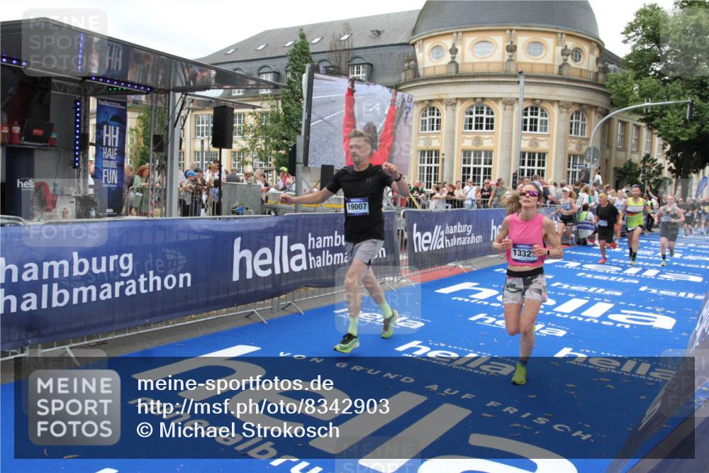 29.06.2025 - hella hamburg halbmarathon Michael Strokosch http://msf.ph/oto/8342903 29.06.2025 10:51:43 Ziel 5008, 6286, 13327, 14012, 14458, 15496, 15831, 15899, 19007, 19020 meine-sportfotos.de